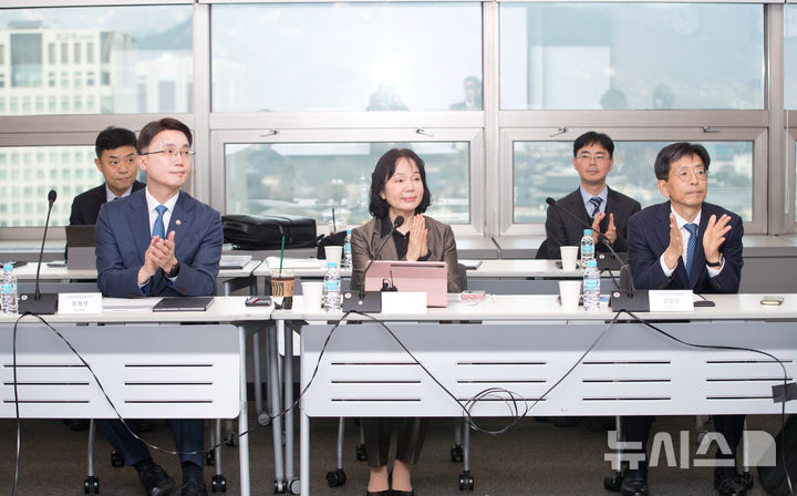 [서울=뉴시스] 과학기술정보통신부와 개인정보보호위원회가 12일 오후 서울 종로구 HJ비즈니스센터에서 '정보보호 및 개인정보보호 관리체계(ISMS·ISMS-P) 인증제 실효성 강화를 위한 현장간담회'를 열었다. (왼쪽부터) 류제명 과학기술정보통신부 제2차관, 송경희 개인정보보호위원회 위원장, 양청삼 개인정보보호위원회 사무처장이 박수치고 있다. 2026.03.12. (사진=과학기술정보통신부 제공)