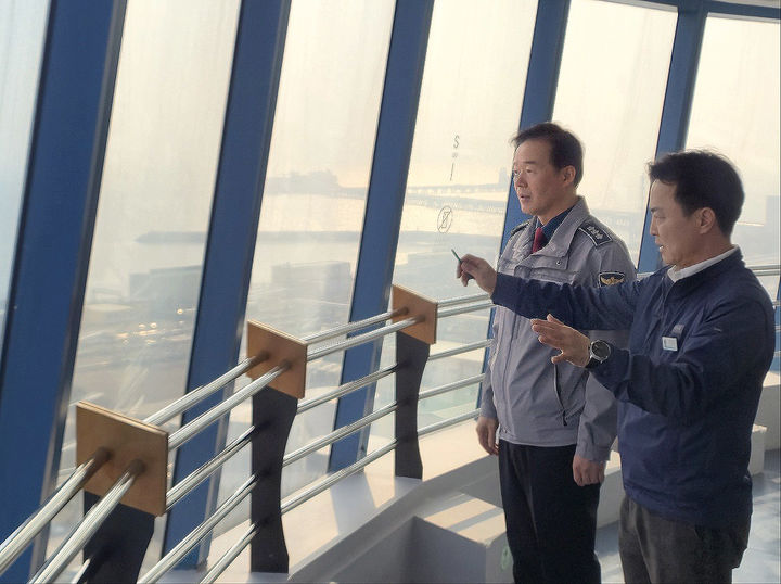 [인천=뉴시스] 한창훈 인천경찰청장이 12일 한국가스공사 인천기지본부를 찾아 테러 대응 체계를 점검하고 있다. (사진=인천경찰청 제공) 2026.03.12. photo@newsis.com *재판매 및 DB 금지