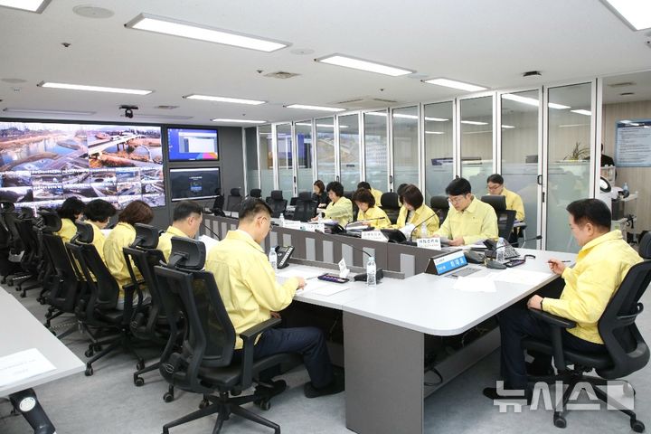 [안양=뉴시스] 안양시가 12일 중동 정세 불안에 따른 국제 유가 변동 등 대외 경제 불확실성에 대응하기 위해 '비상 경제점검회의'를 열고 민생 물가 안정 대책을 논의했다.(사진=안양시 제공).2026.03.12.photo@newsis.com