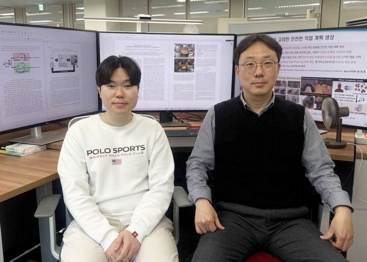 [대전=뉴시스] UST-ETRI 스쿨 김형민 박사과정생과 김도형 교수(오른쪽) 교수.(사진=UST 제공) *재판매 및 DB 금지