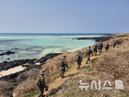 [제주=뉴시스] 12일 제주 해안가에서 해경과 경찰, 소방 등이 마약류 집중 수색을 하고 있다. (사진=제주지방해양경찰청 제공) 2026.03.12. photo@newsis.com