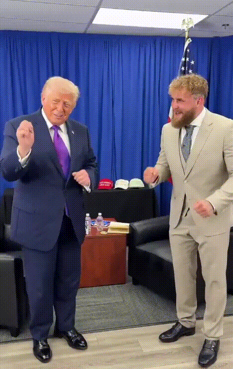 [뉴시스]도널드 트럼프 미국 대통령이 연일 이란전쟁에서의 승리를 주장하고 있는 가운데, 미국의 유튜버 겸 복싱 선수인 제이크 폴이 트럼프 대통령과 이른바 '트럼프 댄스'를 추는 영상을 올려 화제다. (영상 = 제이크 폴 인스타그램 갈무리) *재판매 및 DB 금지