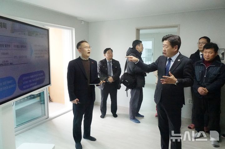 [제주=뉴시스] 양영전 기자 = 오영훈 제주지사가 12일 오후 제주시 화북동 '금산로 주택'을 찾아 관계자로부터 설명을 듣고 있다. 금산로 주택은 제주도와 제주개발공사가 노후 공공임대주택에 태양광과 히트펌프(공기열 냉난방 설비) 등 신재생에너지 설비를 도입해 제로에너지건축물(ZEB) +등급 인증을 받은 사업이다. 2026.03.12. 0jeoni@newsis.com