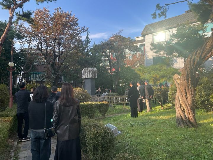 [뉴시스] 지난해 관악구 마을관광해설사 도보투어 모습(강감찬 생가터). (사진=관악구 제공) *재판매 및 DB 금지