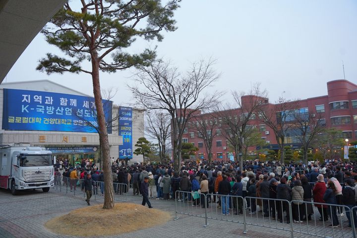 [논산=뉴시스] 건양대 '시민 초청 문화공연'을 보러가는 관객들. (사진=건양대 제공) 2026.03.12. photo@newsis.com *재판매 및 DB 금지