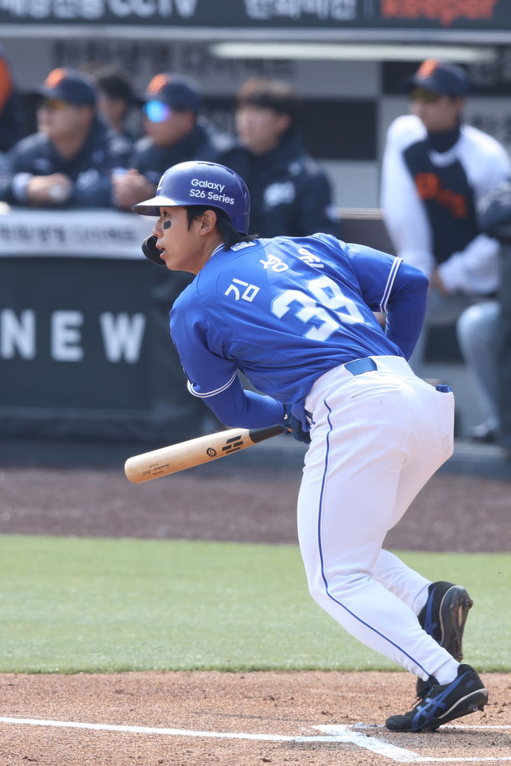 [서울=뉴시스] 프로야구 삼성 라이온즈 김성윤이 12일 대전 한화생명볼파크에서 열린 2026 신한 쏠뱅크 KBO리그 시범경기 한화 이글스와의 개막전에서 안타를 치고 있다. (사진=삼성 라이온즈 제공) 2026.03.12. *재판매 및 DB 금지