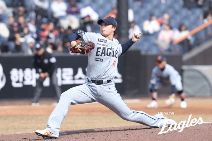 [서울=뉴시스] 프로야구 한화 이글스 왕옌청이 12일 대전 한화생명볼파크에서 열린 2026 신한 쏠뱅크 KBO리그 시범경기 삼성 라이온즈와의 개막전에서 공을 던지고 있다. (사진=한화 이글스 제공) 2026.03.12. *재판매 및 DB 금지