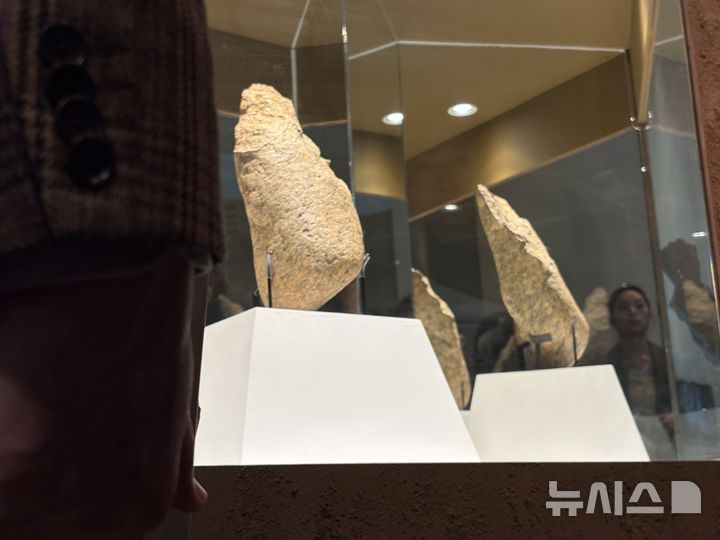 [연천=뉴시스] 12일 경기도 연천군에 있는 전곡선사박물관에서 열린 상설전 개편 언론 공개회에서 공개된 '초대형 주먹찌르개' 2026,03.12. suejeeq@newsis.com