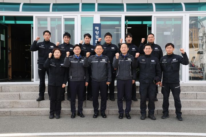 [동해=뉴시스] 12일 김인창 동해해양경찰청장이 속초지역 해경 구조대 및 파출소 등을 방문해 최일선 치안 현장 점검에 나선 가운데 속초구조대 직원들과 단체사진을 촬영하고 있다. (사진=동해해경청 제공) 2026.03.12. photo@newsis.com *재판매 및 DB 금지