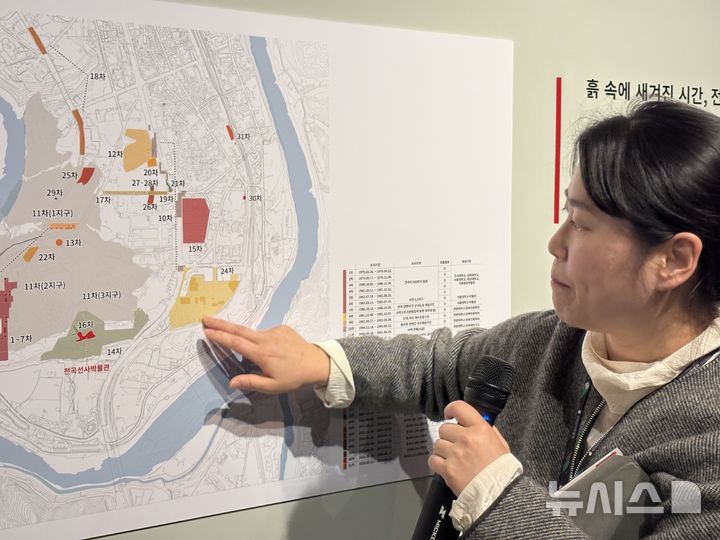 [연천=뉴시스] 한이재 기자 = 12일 김소영 전곡선사박물관 학예연구사가 24차 발굴 조사가 진행된 전곡리 85-12번지 인근을 가리키고 있다. 2026.03.12. nowone@newsis.com