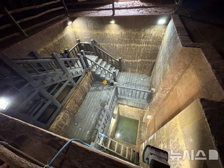 [연천=뉴시스] 한이재 기자 = 전곡선사박물관 야외 층위전시관(E55S20 피트) 내부에서 지하 7.5m 현무암층이 보이고 있다. 2026.03.12. nowone@newsis.com