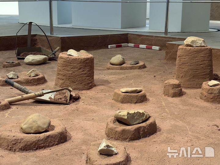 [연천=뉴시스] 한이재 기자 = 전면 개편한 전곡선사박물관 상설전시실에서 복원된 1992년 유물 발굴 현장이 전시되고 있다. 2026.03.12. nowone@newsis.com