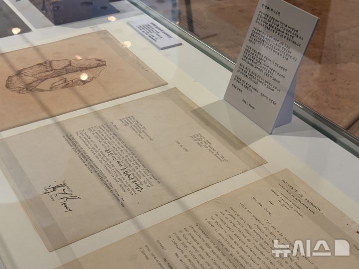 [연천=뉴시스] 한이재 기자 = 전면 개편한 전곡선사박물관 상설전시실에서 전곡리 유적 유물 최초 발견자 그렉 보웬의 보고서 원본이 전시되고 있다. 2026.03.12. nowone@newsis.com