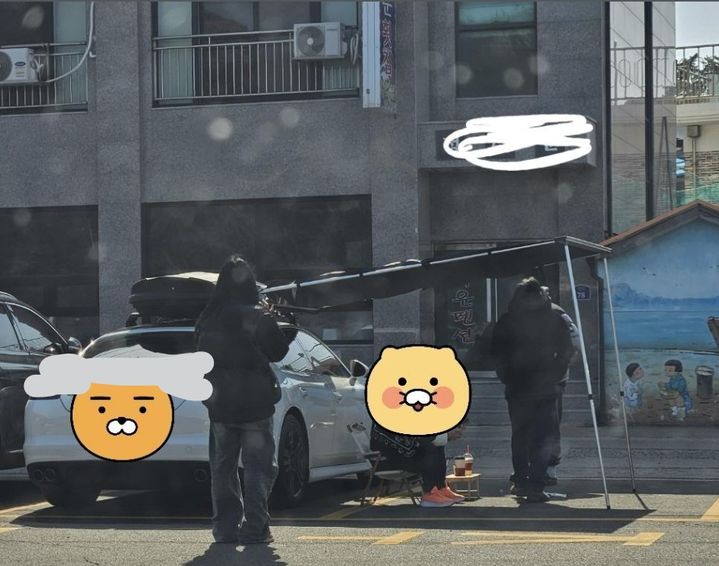 식당 앞 공용 주차장에서 흰색 수입차 한 대가 주차 칸을 크게 차지한 채, 차량 옆으로 대형 차양막을 길게 늘어뜨린 모습. 사진 보배드림 인스타그램 캡처 *재판매 및 DB 금지