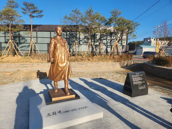 [양양=뉴시스] 3월 이달의 독립운동가로 선정된조화벽 지사의 동상.(사진=양양군 제공)photo@newsis.com *재판매 및 DB 금지