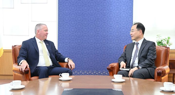 [서울=뉴시스] 박종한 경제외교조정관은 방한 중인 마이클 조지 디솜브레 미국 국무부 동아태 차관보를 면담하고 양국간 주요 경제 현안 및 경제 협력 강화 방안에 대해 논의했다. *재판매 및 DB 금지