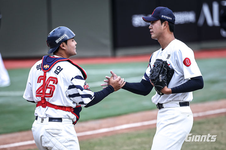 [서울=뉴시스] 프로야구 롯데 자이언츠 윤성빈(오른쪽)과 박재엽이 12일 부산 사직구장에서 열린 2026 신한 쏠뱅크 KBO리그 시범경기 KT 위즈와의 개막전에서 승리한 뒤 손을 맞잡고 있다. (사진=롯데 자이언츠 제공) 2026.03.12. *재판매 및 DB 금지