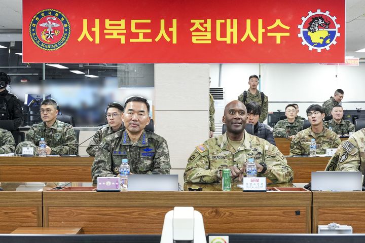 [서울=뉴시스] 12일 해병 6여단을 방문한 진영승 합참의장과 브런슨 연합사령관이 태비태세를 보고받고 있다. (사진=합동참모본부 제공) 2026.03.12. photo@newsis.com *재판매 및 DB 금지