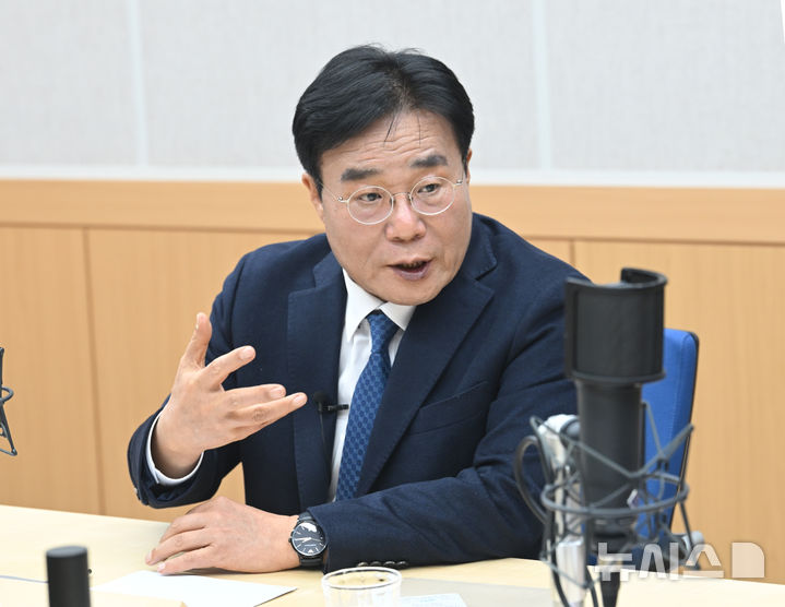 [광주=뉴시스] 박기웅 기자 = 사상 첫 전남광주통합특별시장을 뽑는 6·3지방선거에 출사표를 낸 이병훈 더불어민주당 호남발전특위 수석부위원장이 12일 오후 전남광주통합특별시장 출마예정자 초청 릴레이 인터뷰에서 질문에 답하고 있다. 2026.03.12. (사진=뉴시스DB) photo@newsis.com