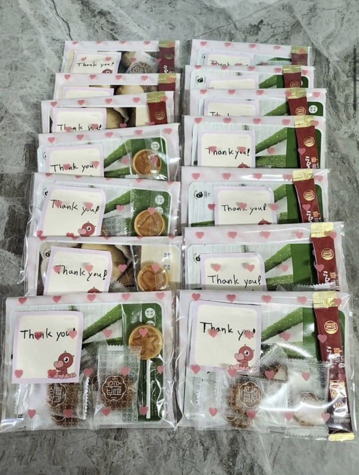 [서울=뉴시스] 최근 동남아 여행객들 사이에서 확산 중인 '구디백'. 호텔 체크아웃 과정에서 팁과 함께 전달되는 한국 제품과 막대사탕 등 선물 꾸러미가 담겨 있다. (사진=엑스(X) 캡처) 2026.03.12. *재판매 및 DB 금지