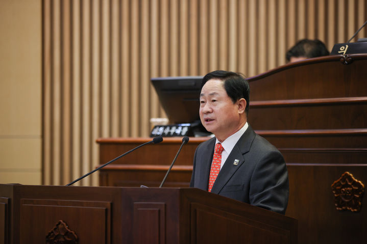 주광덕 남양주시장이 12일 남양주시의회 임시회 1차 본회의 시정질문 답변을 통해 진접선 배차간격 문제에 대해 답하고 있다. (사진=남양주시 제공) photo@newsis.com *재판매 및 DB 금지