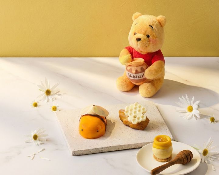 [서울=뉴시스] 안다즈 서울 강남이 곰돌이 푸우 탄생 100주년을 기념해 봄 시즌 한정 객실 패키지 '허니풀 스테이 with 디즈니스토어'를 선보인다.(사진=안다즈 서울 강남) *재판매 및 DB 금지