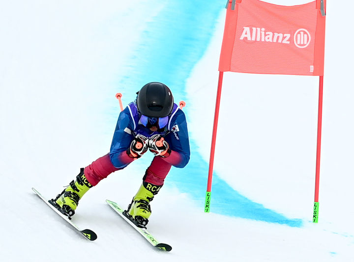 [서울=뉴시스] 최사라가 10일(한국 시간) 이탈리아 코르티나담페초 토파네 알파인 스키 센터에서 열린 2026 밀라노·코르티나담페초 동계패럴림픽 알파인 스키 여자 대회전 시각장애 부문에서 레이스를 펼치고 있다. (사진 = 대한장애인체육회 제공) *재판매 및 DB 금지