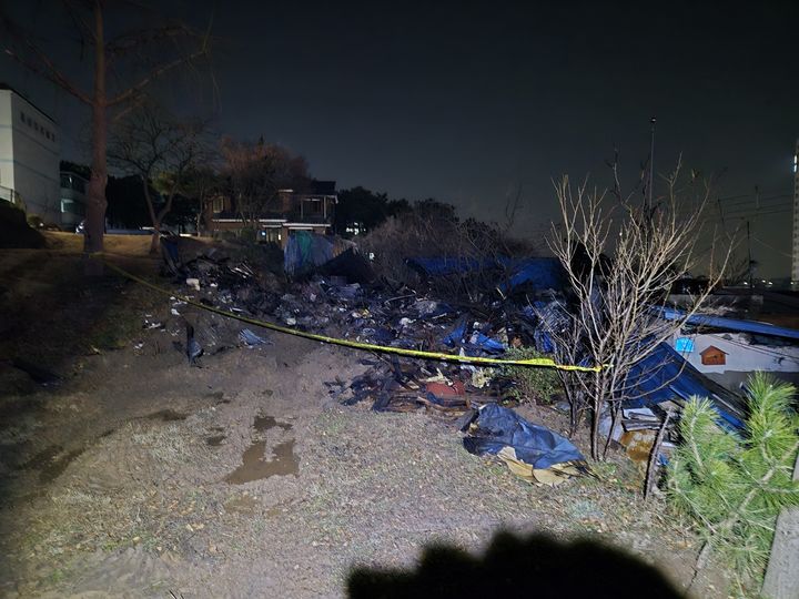 [당진=뉴시스] 12일 오후 7시38분께 충남 당진시 우강면 창리의 한 단독주택에서 불이 나 1시간 35분 만에 진화됐지만 이 불로 흔적만 남아 있는 화재 현장 모습. (사진=당진소방서 제공) 2026.03.12. photo@newsis.com *재판매 및 DB 금지