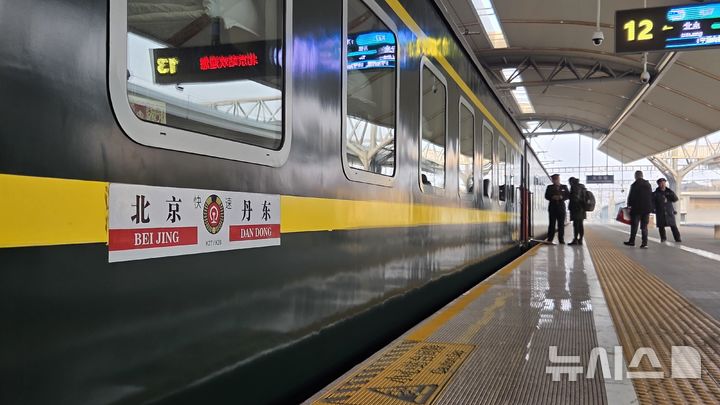 [베이징=뉴시스] 박정규 특파원 = 북·중 여객열차 운행이 재개된 12일 중국 베이징역 플랫폼에 평양행 열차 K27편이 출발을 앞두고 정차해있다. 해당 여객열차는 단둥에 도착한 뒤 2량만 평양으로 가게 돼있어 나머지 차량에는 단둥행이라는 글자가 써있다. 2026.03.12 pjk76@newsis.com