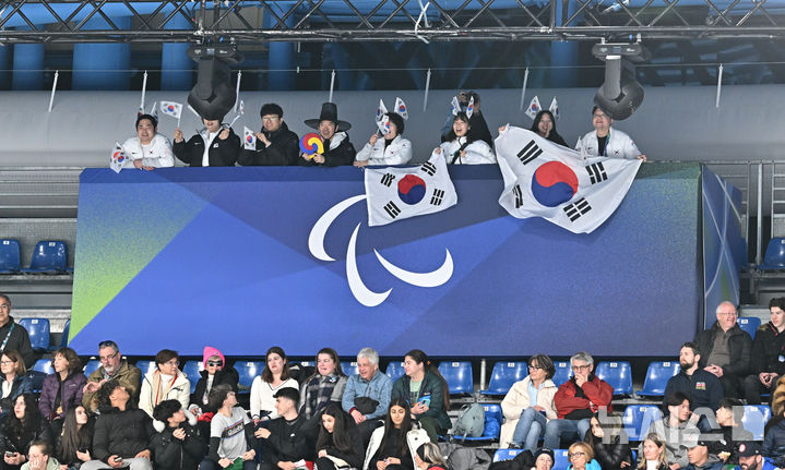 [코르티나담페초=뉴시스] 사진공동취재단 = 11일(현지 시간) 이탈리아 코르티나담페초 컬링 올림픽 스타디움에서 열린 2026 밀라노 코르티나 패럴림픽 휠체어컬링 믹스더블 한국과 중국의 결승전에서 한국응원단이 응원을 하고 있다. 2026.03.12. photo@newsis.com