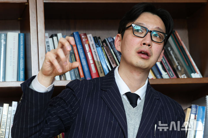 [서울=뉴시스] 권창회 기자 = 이성원 세종연구소 연구위원이 지난 11일 서울 종로구 세종연구소에서 뉴시스와 인터뷰하고 있다. 2026.03.12. kch0523@newsis.com