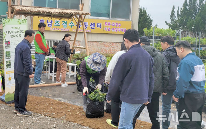[광주=뉴시스] 광주시 '2026 나무 나누어주기' 행사. (사진=광주시청 제공). photo@newsis.com *재판매 및 DB 금지