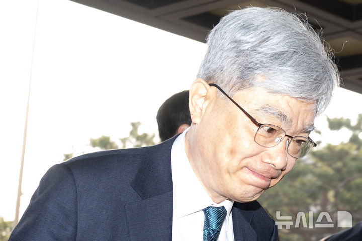 [서울=뉴시스] 황준선 기자 = 재판소원 제도가 공포된 12일 오전 김상환 헌법재판소장이 서울 종로구 헌법재판소로 출근하고 있다. 2026.03.12. hwang@newsis.com