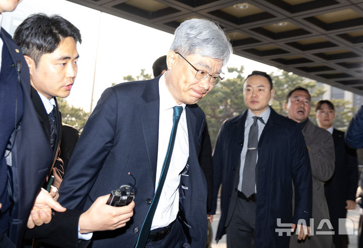 [서울=뉴시스] 황준선 기자 = 재판소원 제도가 공포된 12일 오전 김상환 헌법재판소장이 서울 종로구 헌법재판소로 출근하고 있다. 2026.03.12. hwang@newsis.com