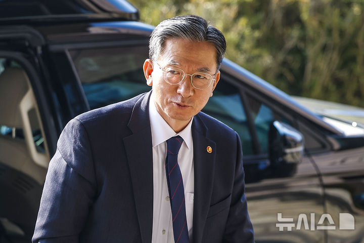 [과천=뉴시스] 정병혁 기자 = 정성호 법무부 장관이 12일 경기 과천시 법무부 청사로 출근하고 있다. 2026.03.12. jhope@newsis.com