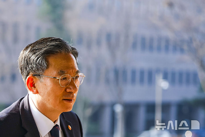 [과천=뉴시스] 정병혁 기자 = 정성호 법무부 장관이 12일 경기 과천시 법무부 청사로 출근하고 있다. 2026.03.12. jhope@newsis.com