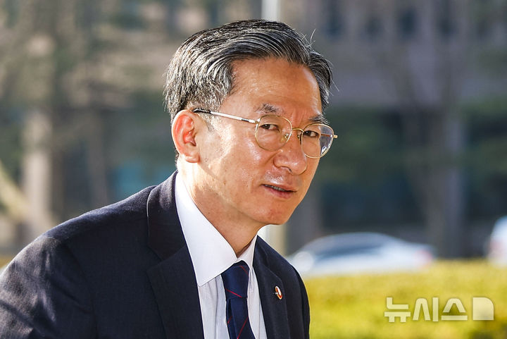 [과천=뉴시스] 정병혁 기자 = 정성호 법무부 장관이 지난 12일 경기 과천시 법무부 청사로 출근하고 있다. 2026.03.26. jhope@newsis.com