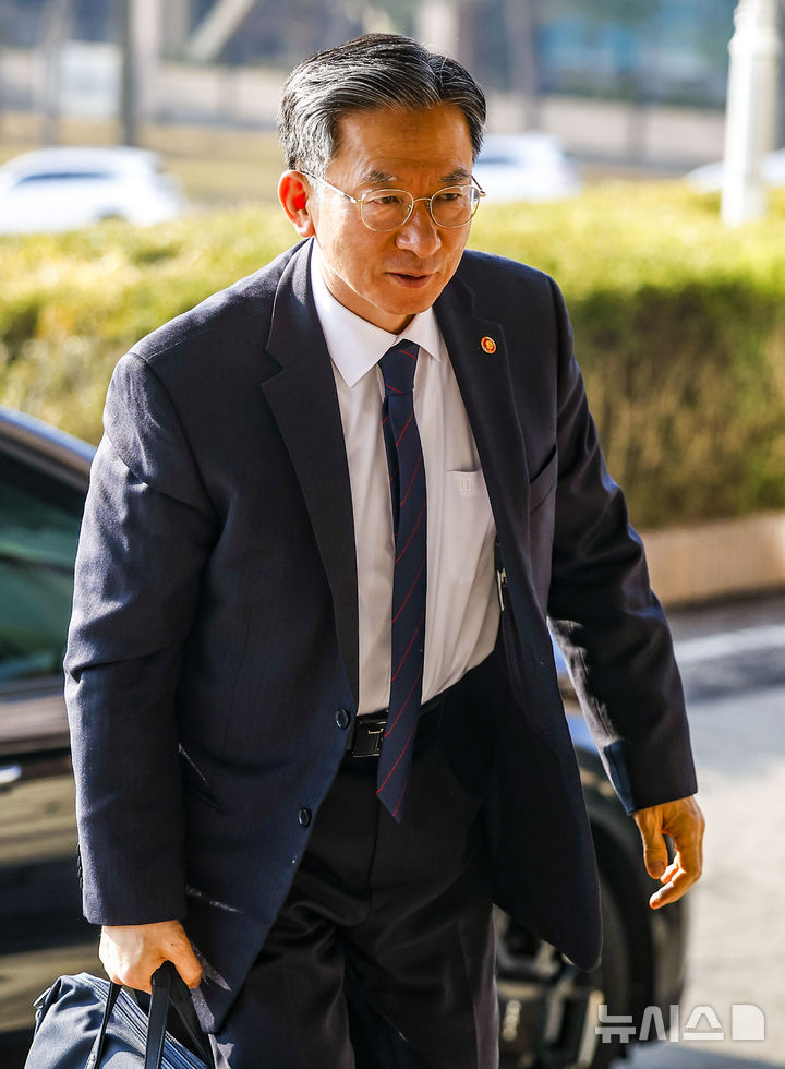 [과천=뉴시스] 정병혁 기자 = 정성호 법무부 장관이 12일 경기 과천시 법무부 청사로 출근하고 있다. 2026.03.12. jhope@newsis.com