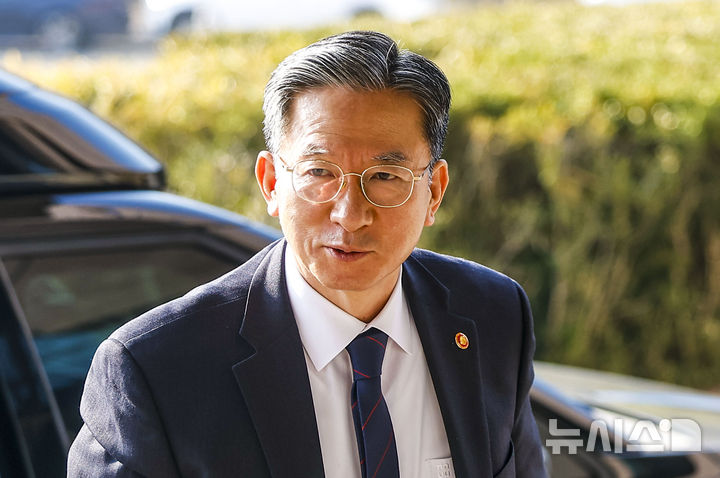 [과천=뉴시스] 정병혁 기자 = 정성호 법무부 장관이 12일 경기 과천시 법무부 청사로 출근하고 있다. 2026.03.12. jhope@newsis.com