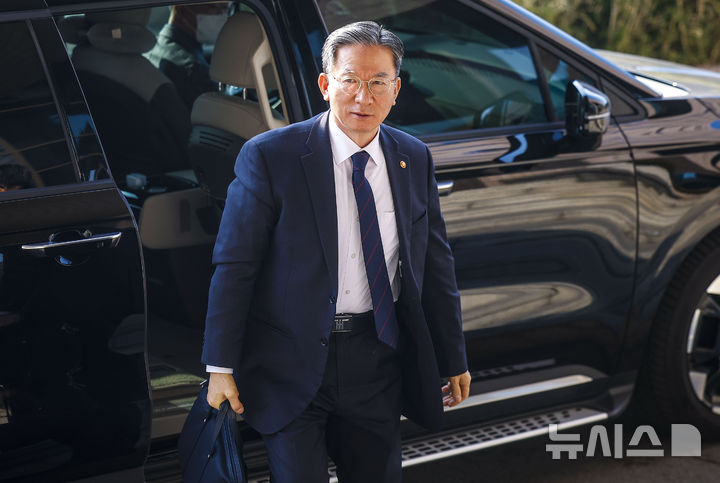 [과천=뉴시스] 정병혁 기자 = 정성호 법무부 장관이 12일 경기 과천시 법무부 청사로 출근하고 있다. 2026.03.12. jhope@newsis.com