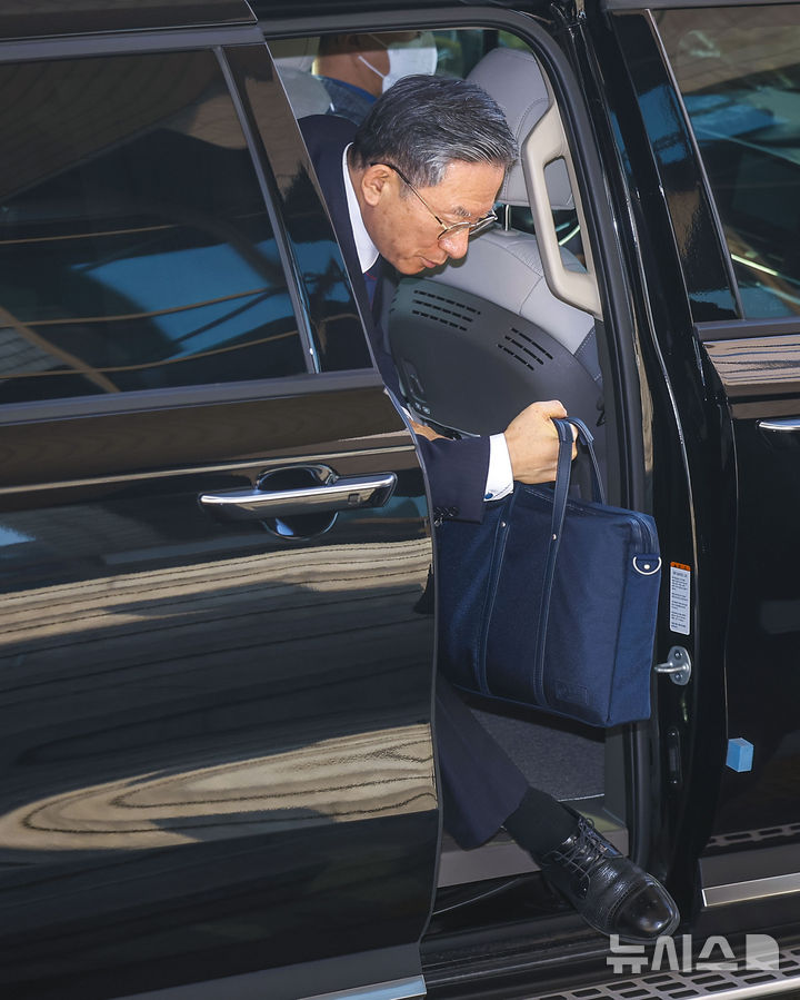 [과천=뉴시스] 정병혁 기자 = 정성호 법무부 장관이 12일 경기 과천시 법무부 청사로 출근하며 차에서 내리고 있다. 2026.03.12. jhope@newsis.com