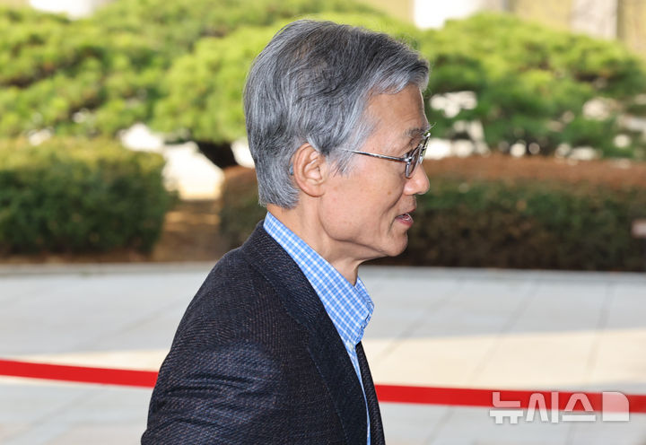 [서울=뉴시스] 최진석 기자 = 법왜곡죄 시행 후 첫 수사 대상인 조희대 대법원장 고발 사건이 서울경찰청 광역수사단으로 넘겨졌다. 사진은 조 대법원장이 지난 12일 서울 서초구 대법원으로 출근하고 있는 모습. 2026.03.13. myjs@newsis.com