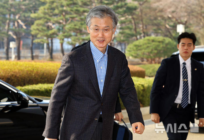 [서울=뉴시스] 최진석 기자 = 조희대 대법원장이 12일 서울 서초구 대법원으로 출근하고 있다. 2026.03.12. myjs@newsis.com