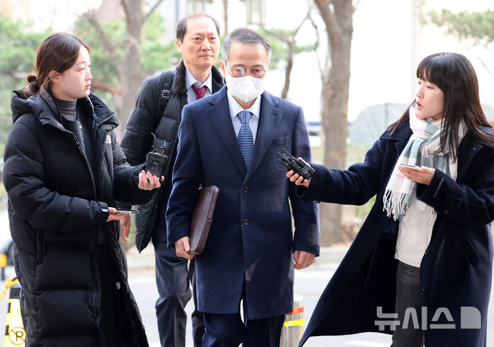 [서울=뉴시스] 이영환 기자 = 서울 강서구청장 보궐선거에 개입했다는 의혹을 받는 김규현 전 국정원장이 12일 오전 서울 마포구 서울경찰청 반부패수사대에서 진행되는 직권남용·공직선거법 위반 혐의 조사에 피의자 신분으로 출석하고 있다. 2026.03.12. 20hwan@newsis.com