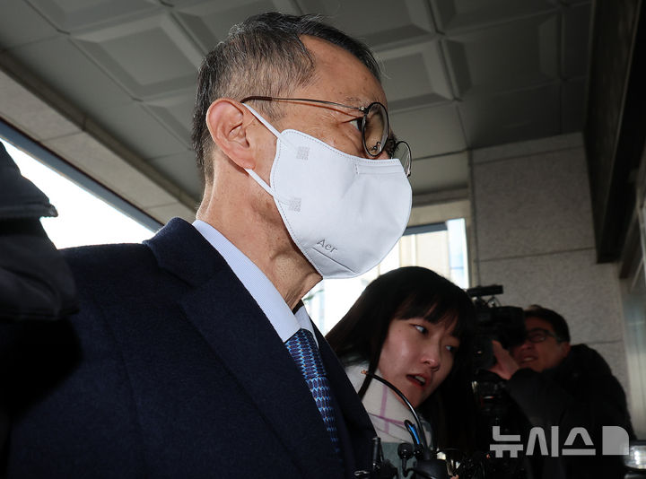 [서울=뉴시스] 이영환 기자 = 서울 강서구청장 보궐선거에 개입했다는 의혹을 받는 김규현 전 국정원장이 12일 오전 서울 마포구 서울경찰청 반부패수사대에서 진행되는 직권남용·공직선거법 위반 혐의 조사에 피의자 신분으로 출석하고 있다. 2026.03.12. 20hwan@newsis.com