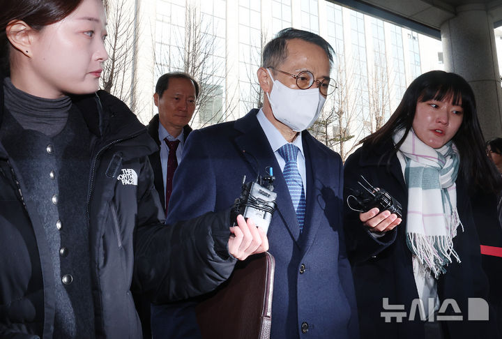 [서울=뉴시스] 이영환 기자 = 서울 강서구청장 보궐선거에 개입했다는 의혹을 받는 김규현 전 국정원장이 12일 오전 서울 마포구 서울경찰청 반부패수사대에서 진행되는 직권남용·공직선거법 위반 혐의 조사에 피의자 신분으로 출석하고 있다. 2026.03.12. 20hwan@newsis.com