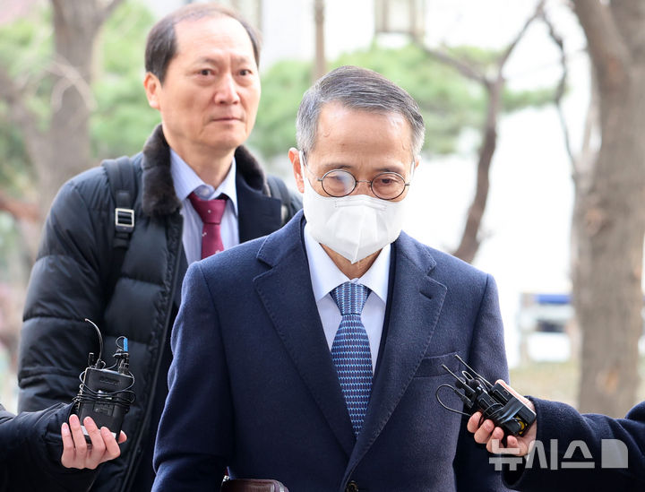 [서울=뉴시스] 이영환 기자 = 서울 강서구청장 보궐선거에 개입했다는 의혹을 받는 김규현 전 국정원장이 12일 오전 서울 마포구 서울경찰청 반부패수사대에서 진행되는 직권남용·공직선거법 위반 혐의 조사에 피의자 신분으로 출석하고 있다. 2026.03.12. 20hwan@newsis.com