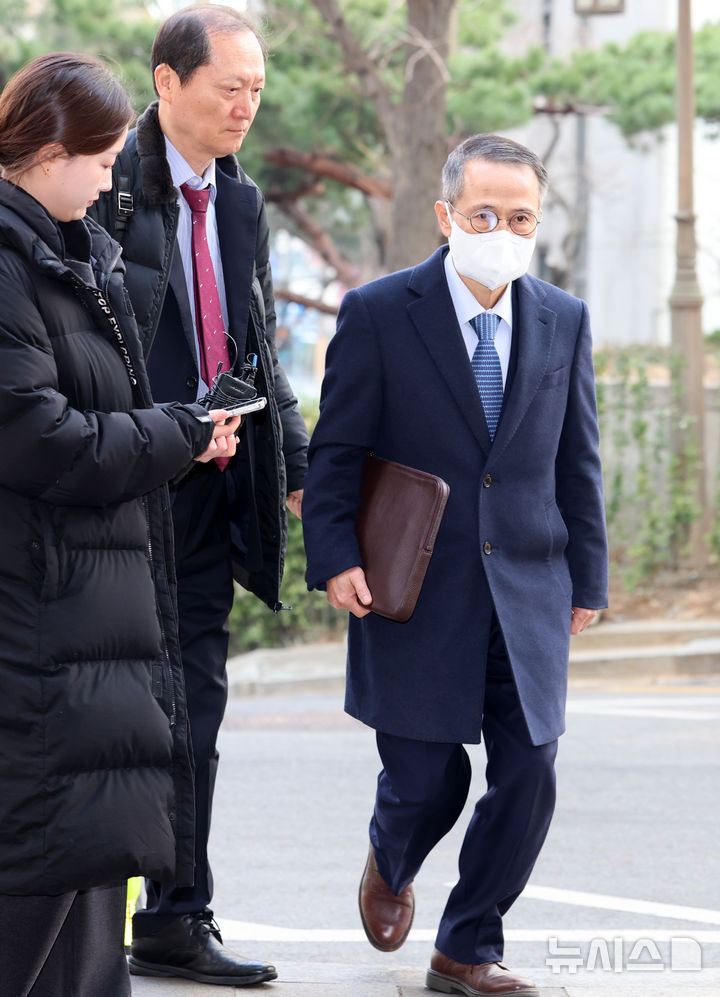 [서울=뉴시스] 이영환 기자 = 서울 강서구청장 보궐선거에 개입했다는 의혹을 받는 김규현 전 국정원장이 12일 오전 서울 마포구 서울경찰청 반부패수사대에서 진행되는 직권남용·공직선거법 위반 혐의 조사에 피의자 신분으로 출석하고 있다. 2026.03.12. 20hwan@newsis.com