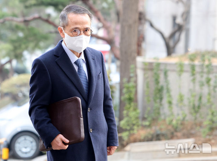 [서울=뉴시스] 이영환 기자 = 서울 강서구청장 보궐선거에 개입했다는 의혹을 받는 김규현 전 국정원장이 12일 오전 서울 마포구 서울경찰청 반부패수사대에서 진행되는 직권남용·공직선거법 위반 혐의 조사에 피의자 신분으로 출석하고 있다. 2026.03.12. 20hwan@newsis.com