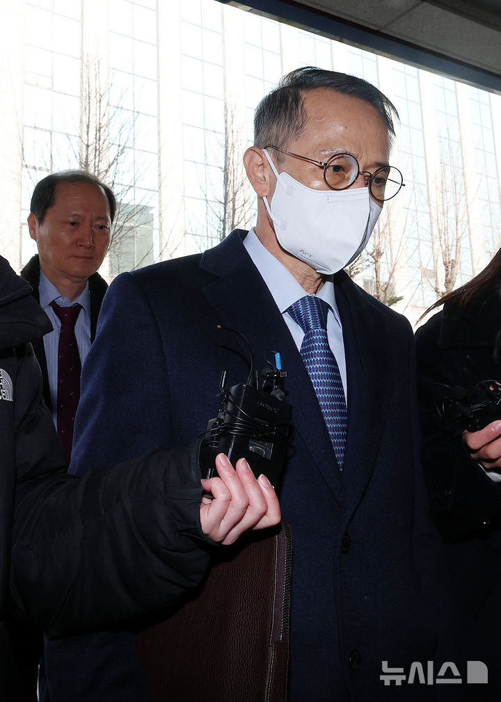 [서울=뉴시스] 이영환 기자 = 서울 강서구청장 보궐선거에 개입했다는 의혹을 받는 김규현 전 국정원장이 12일 오전 서울 마포구 서울경찰청 반부패수사대에서 진행되는 직권남용·공직선거법 위반 혐의 조사에 피의자 신분으로 출석하고 있다. 2026.03.12. 20hwan@newsis.com